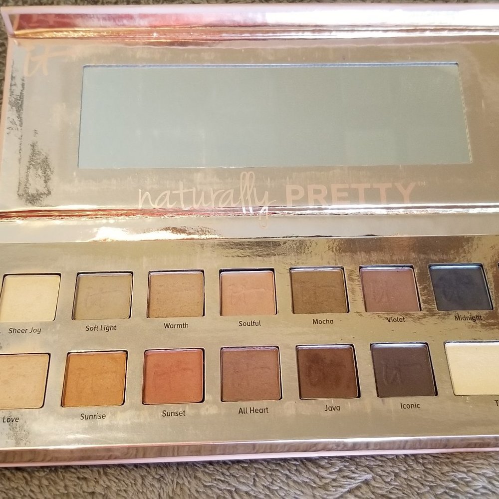**closet closing. Make offer!** IT Cosmetics Naturally Pretty Eyeshadow